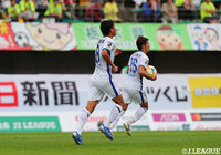 後半38分、セットプレーの混戦の中で味方が触ったボールに反応した岩尾 憲(#8)が押し込み、徳島が同点に追いつく!【明治安田J2 第35節 栃木vs徳島】