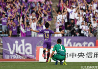 前半34分、ディフェンスラインの裏に抜け出した仙頭 啓矢(京都)が放ったグラウンダーのシュートがゴールネットを揺らして先制点を奪う!【明治安田J2 第35節 京都vs愛媛】