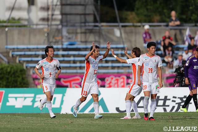 後半27分、左からのクロスに山瀬 功治（愛媛/#33）が飛び込んで合わせ、同点弾を奪う！【明治安田Ｊ２ 第35節 京都vs愛媛】
