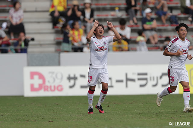 ロングカウンターから、丸岡 満（#39）がGKの頭上を越えるループシュートを決め、2位北九州から先制点を奪う【明治安田Ｊ３ 第25節 北九州vsC大23】