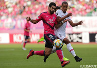 激しく競り合うブルーノ メンデス(C大阪)とブエノ(鹿島)【明治安田J1 第28節 C大阪vs鹿島】