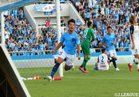 後半AT、途中出場の草野 侑己(横浜FC)がこぼれ球に反応!冷静に頭で押し込み、土壇場で均衡を破る!【明治安田J2 第35節 横浜FCvs柏】