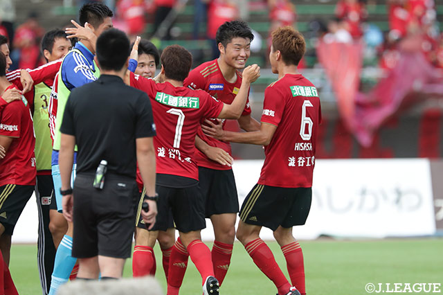 前半38分、味方のシュートのこぼれを拾った清原がフリーの垣田 裕暉へパスを送ると、垣田がこれを落ち着いて沈め、金沢が逆転に成功する【明治安田Ｊ２ 第35節 金沢vs甲府】