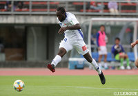 味方のフィードに抜け出したピーター ウタカ(甲府)がGKとの1対1を冷静に沈めて同点に追いつく!【明治安田J2 第35節 金沢vs甲府】