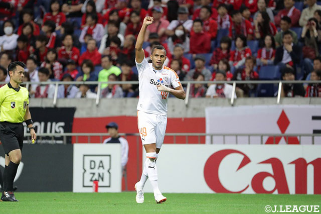 先制点を奪ったドウグラス（清水）が天高くガッツポーズ！【明治安田Ｊ１ 第28節 浦和vs清水】