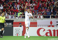 先制点を奪ったドウグラス（清水）が天高くガッツポーズ！【明治安田Ｊ１ 第28節 浦和vs清水】