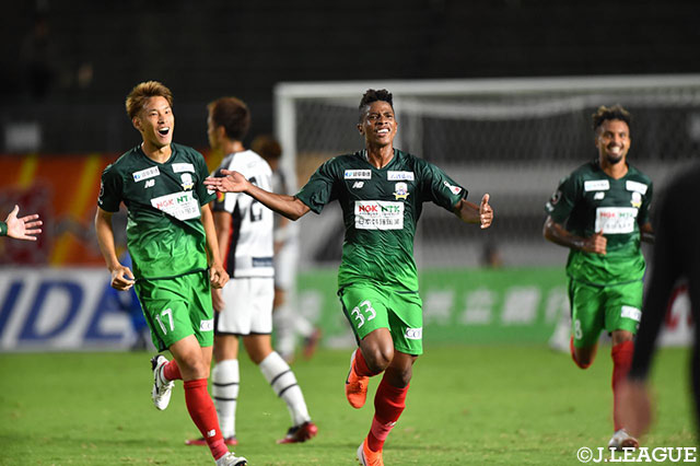 前半43分、ミシャエル（岐阜/#33）がこぼれ球に反応！右足でゴール左へ流し込み、待望の先制点を獲得！【明治安田Ｊ２ 第35節 岐阜vs山口】