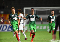 前半43分、ミシャエル(岐阜/#33)がこぼれ球に反応!右足でゴール左へ流し込み、待望の先制点を獲得!【明治安田J2 第35節 岐阜vs山口】