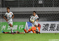 後半AT、こぼれ球に素早く反応した池上 丈二(山口/#10)が鋭いシュートを決めて、土壇場で同点に追い付く!【明治安田J2 第35節 岐阜vs山口】