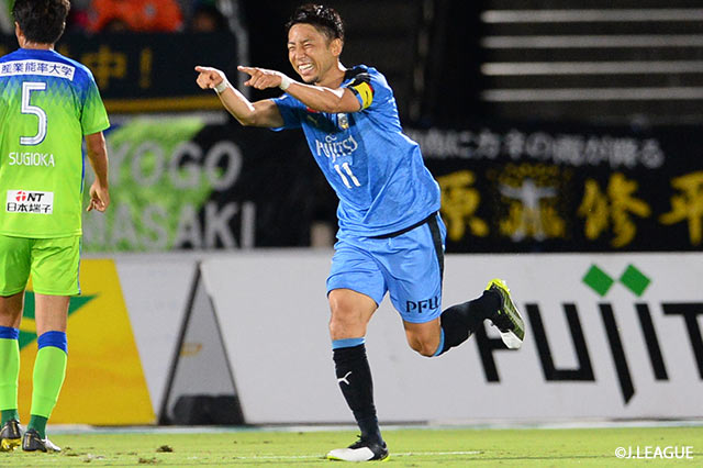 自陣でテンポ良くパスを繋ぎ、家長のスルーパスに反応した小林 悠（川崎Ｆ/#11）がGKとの1対1を決め、前半の内に4点目のゴールを獲得【明治安田Ｊ１ 第28節 湘南vs川崎Ｆ】