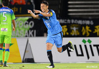 自陣でテンポ良くパスを繋ぎ、家長のスルーパスに反応した小林 悠（川崎Ｆ/#11）がGKとの1対1を決め、前半の内に4点目のゴールを獲得【明治安田Ｊ１ 第28節 湘南vs川崎Ｆ】