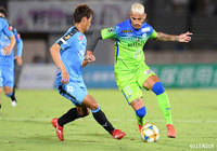 途中出場のクリスラン(湘南)とこの試合では右SBに入った守田 英正(川崎F)がマッチアップ【明治安田J1 第28節 湘南vs川崎F】