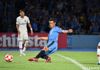 ルーズボールに反応した守田 英正（川崎Ｆ）がノーバウンドで左足を振り抜くと、シュートはゴールカバーに入ったDFの横をすり抜けて同点に追いつく！【ルヴァンカップ 準決勝 第1戦 川崎Ｆvs鹿島】