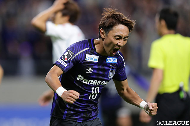 後半AT、相手のクリアボールに反応した倉田 秋（Ｇ大阪）がPA中央から右足のボレーシュート！これがゴール右に突き刺さり、土壇場で勝ち越しゴールを獲得！【ルヴァンカップ 準決勝 第1戦 Ｇ大阪vs札幌】