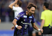 後半AT、相手のクリアボールに反応した倉田 秋(G大阪)がPA中央から右足のボレーシュート!これがゴール右に突き刺さり、土壇場で勝ち越しゴールを獲得!【ルヴァンカップ 準決勝 第1戦 G大阪vs札幌】