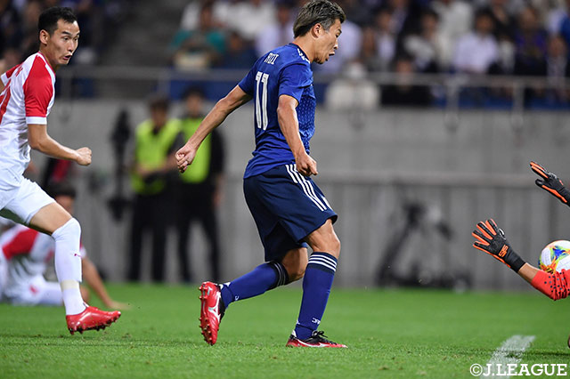 南野からのグラウンダーのパスに永井 謙佑（FC東京）が合わせるも、GKのセーブに遭い得点には繋がらない【カタールＷ杯 アジア2次予選 日本vsモンゴル】