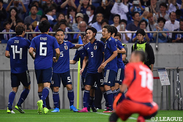 前半22分、右サイドの伊東からのクロスを南野 拓実（#9）が頭で合わせて、日本が先制に成功する【カタールＷ杯 アジア2次予選 日本vsモンゴル】