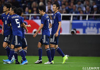 後半37分、味方のシュートはGKに弾かれるもこぼれ球を鎌田 大地(#18)が頭で押し込み、6点目を奪取!鎌田は嬉しいA代表初ゴール【カタールW杯 アジア2次予選 日本vsモンゴル】