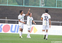 前半29分、姫野 宥弥(群馬/#30)のミドルシュートがDFに当たってコースが変わり、ゴールに吸い込まれる!【明治安田J3 第26節 秋田vs群馬】