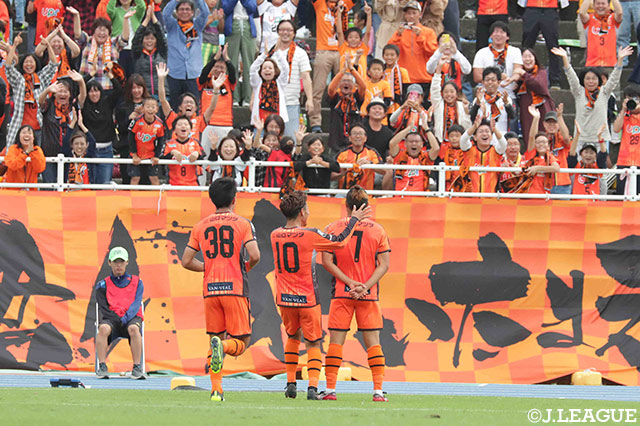 後半34分のセットプレーの流れから途中出場の田中 パウロ淳一（山口/#7）が鋭いシュートをゴールネットに突き刺し、待望の先制点を獲得！【明治安田Ｊ２ 第36節 山口vs京都】