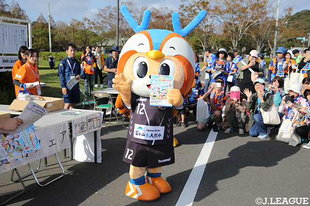 今日も大人気のヴィヴィくん♪【明治安田Ｊ２ 第36節 長崎vs千葉】