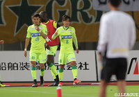 後半24分、味方の放ったシュートはポストに当たるも堀米 勇輝(#8)が押し込み、千葉が先制に成功する【明治安田J2 第36節 長崎vs千葉】