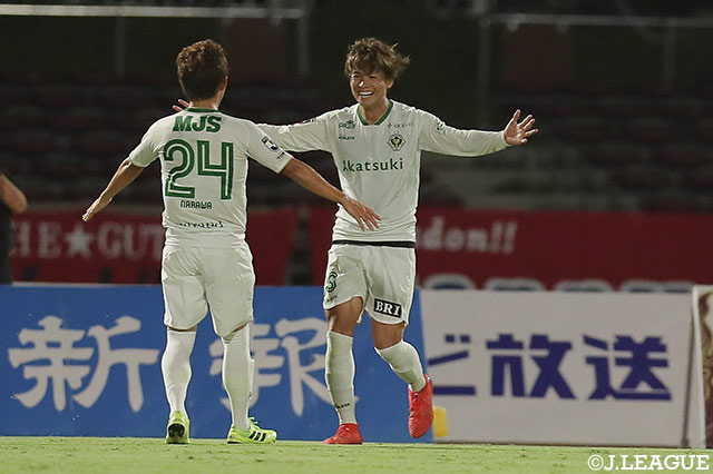 後半24分、味方の落としに反応した小池 純輝（東京Ｖ/#19）が右足のボレーシュートをゴール右に突き刺し、ハットトリックを達成！【明治安田Ｊ２ 第36節 琉球vs東京Ｖ】