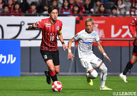 中盤で主導権争いを繰り広げる宮澤 裕樹(札幌)と井手口 陽介(G大阪)【ルヴァンカップ 準決勝 第2戦 札幌vsG大阪】