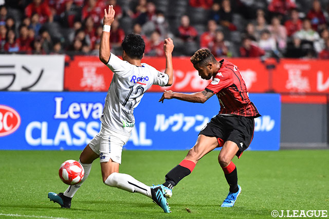 後半31分、鈴木 武蔵がPA手前まで持ち上がって右足を振り抜くと、強烈なシュートがゴール左に突き刺さり、札幌が待望の先制点を獲得！【ルヴァンカップ 準決勝 第2戦 札幌vsＧ大阪】