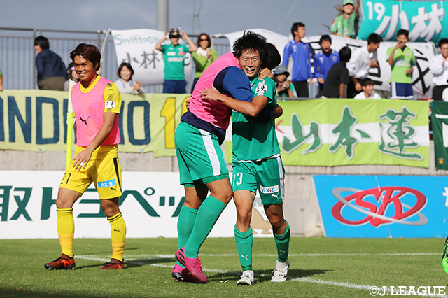 後半33分、右からのCKに林 誠道が頭で合わせて、鳥取が勝ち越しに成功する【明治安田Ｊ３ 第26節 鳥取vsG大23】