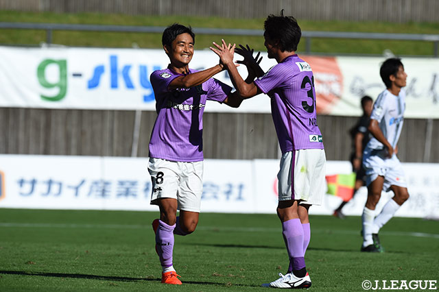 岩渕 良太（藤枝/#8）がドリブルを仕掛けてPA右へ進入すると、そのまま右足を振り抜き、強烈なシュートをネットに突き刺す！【明治安田Ｊ３ 第26節 藤枝vs讃岐】