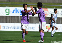 岩渕 良太（藤枝/#8）がドリブルを仕掛けてPA右へ進入すると、そのまま右足を振り抜き、強烈なシュートをネットに突き刺す！【明治安田Ｊ３ 第26節 藤枝vs讃岐】