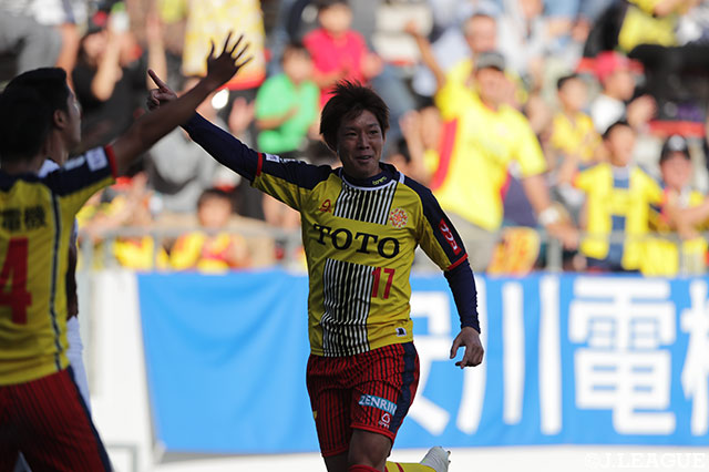 同点で迎えた後半19分、途中出場の加藤 弘堅（北九州）が勝ち越しゴールを奪う！【明治安田Ｊ３ 第26節 北九州vs岩手】