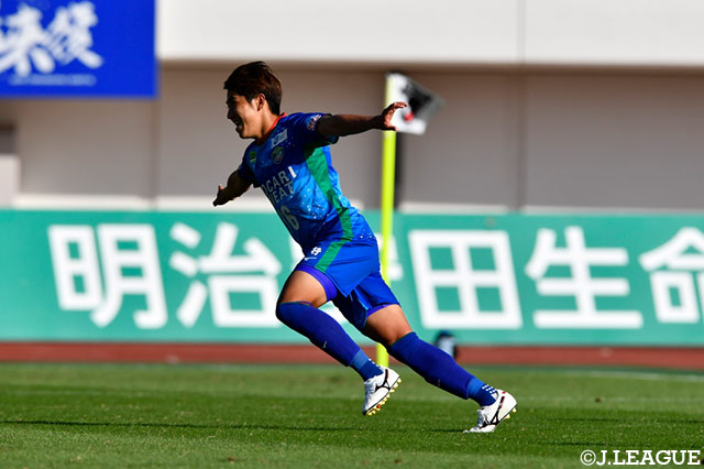 後半11分、渡井 理己（徳島）がドリブルでPA左に進入すると左足でシュート！これがネットを揺らし、逆転弾を挙げる！【明治安田Ｊ２ 第36節 徳島vs岡山】