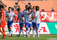 本間 至恩(新潟/#20)が対峙したDFをかわし、右足を振り抜く!鋭いシュートはゴール右上に突き刺さり、先制ゴールを獲得!【明治安田J2 第36節 愛媛vs新潟】