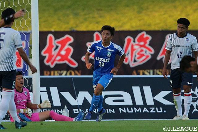 後半AT、こぼれ球に反応した徳永 晃太郎（沼津）がダイビングヘッドで押し込み、1点を返す！【明治安田Ｊ３ 第25節 沼津vsF東23】