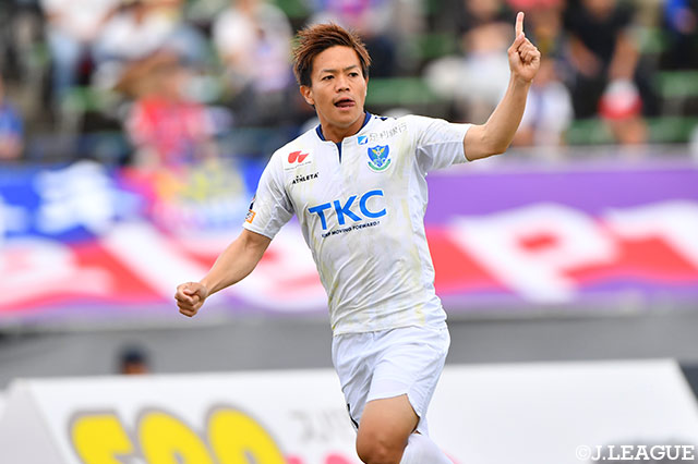 ゴール前へ抜け出した大﨑 淳矢（栃木）が右足でボレーシュートを放つと、GKの股を抜いてネットを揺らす！【明治安田Ｊ２ 第36節 甲府vs栃木】