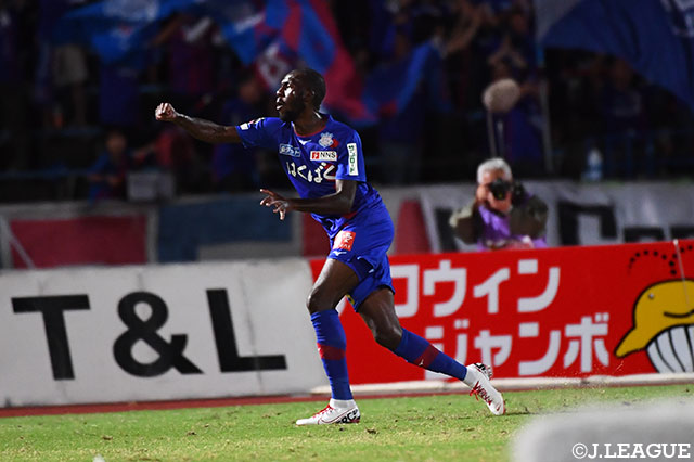 後半43分、右サイドからのクロスにアラーノ（甲府）が頭で合わせるとシュートはGKの手を越えてゴール右へ決まる！【明治安田Ｊ２ 第36節 甲府vs栃木】