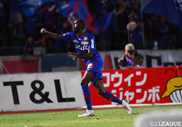 後半43分、右サイドからのクロスにアラーノ(甲府)が頭で合わせるとシュートはGKの手を越えてゴール右へ決まる!【明治安田J2 第36節 甲府vs栃木】