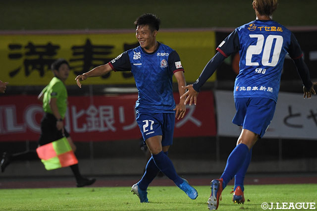 後半20分、左からのふわりとしたクロスに大谷 駿斗（富山）がヘディングで合わせ、先制点を獲得！【明治安田Ｊ３ 第26節 富山vs熊本】