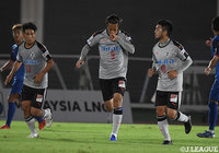 試合終盤のPKを原 一樹（#9）が決めて、アウェイの熊本が引き分けに持ち込んだ【明治安田Ｊ３ 第26節 富山vs熊本】