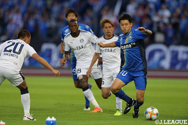 囲まれながらも攻撃の糸口を探る平戸 太貴（町田）【明治安田Ｊ２ 第36節 町田vs鹿児島】