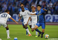 囲まれながらも攻撃の糸口を探る平戸 太貴(町田)【明治安田J2 第36節 町田vs鹿児島】