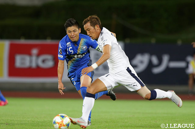 途中出場の五領 淳樹（鹿児島）がスピードに乗ったドリブルで果敢に仕掛けていく！【明治安田Ｊ２ 第36節 町田vs鹿児島】