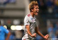 前半39分、山本 義道（金沢）が同点ゴールを奪い喜びを爆発させる！【明治安田Ｊ２ 第36節 横浜FCvs金沢】