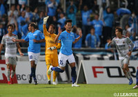 後半36分、味方のシュートはGKにセーブされるが、そのこぼれ球に草野 侑己（横浜FC）が反応してゴールに押し込み、同点ゴールを獲得！【明治安田Ｊ２ 第36節 横浜FCvs金沢】