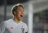 堂安→酒井へと繋ぎ、ファーサイドにクロスを上げると、タイミング良く飛び込んだ浅野 拓磨がヘディングでネットを揺らし、試合を決定付ける3点目を獲得【カタールＷ杯 アジア2次予選 タジキスタンvs日本】