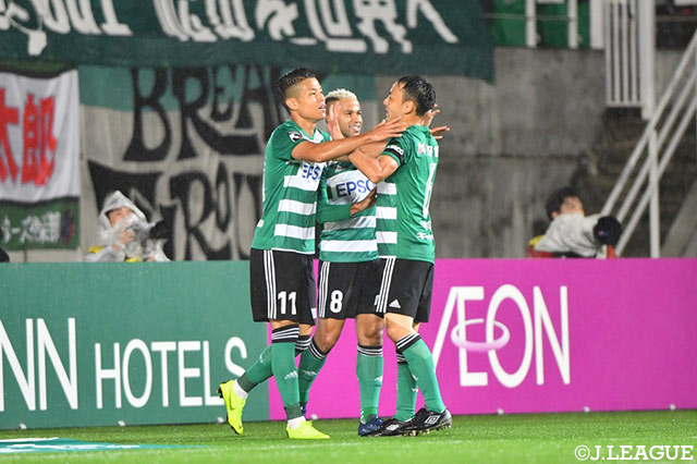 前半9分、セットプレーの流れから最後はゴール前の永井 龍（#11）がヒールでコースを変えると、これが見事にネットを揺らし、ホームの松本が先制に成功する【明治安田Ｊ１ 第29節 松本vs鹿島】