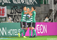 前半9分、セットプレーの流れから最後はゴール前の永井 龍（#11）がヒールでコースを変えると、これが見事にネットを揺らし、ホームの松本が先制に成功する【明治安田Ｊ１ 第29節 松本vs鹿島】