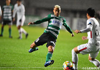 前節の仙台戦で決勝ゴールを記録したセルジーニョ(松本)は、負傷により前半36分でピッチを後にした【明治安田J1 第29節 松本vs鹿島】